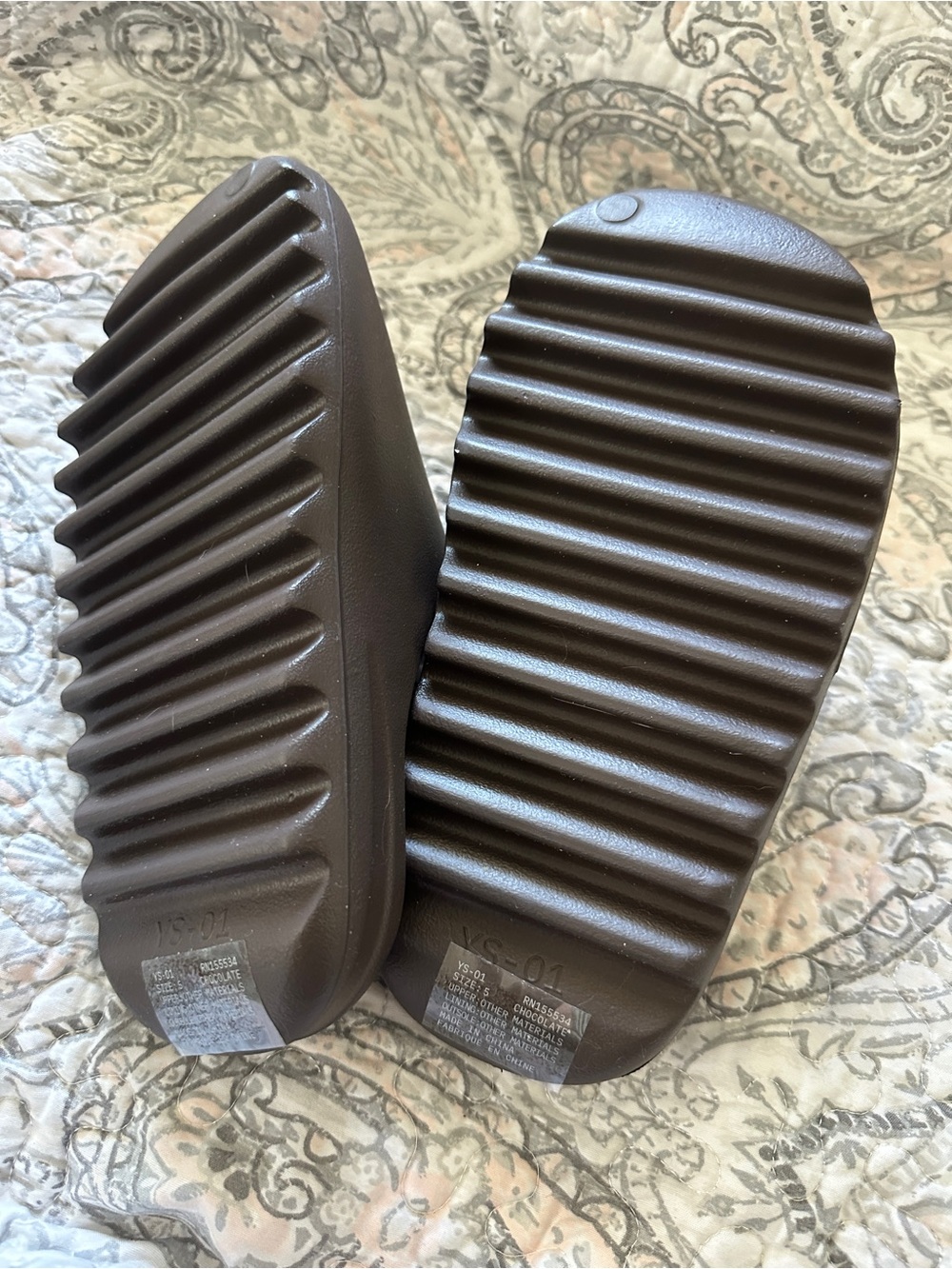 NWB: Yeezy Boys Size 5/ WMS 7 Slide Sandals in Chocolate - Picture 6 of 9